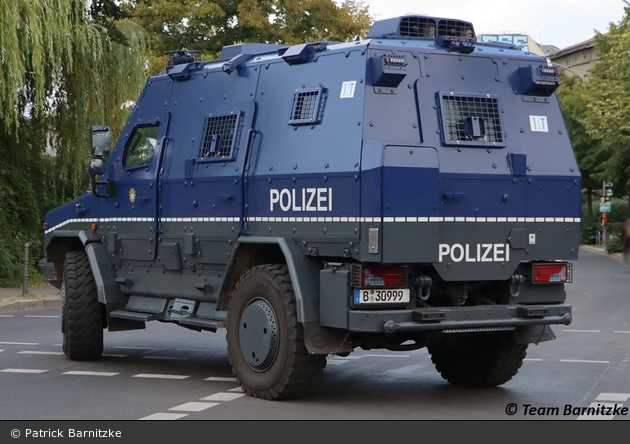 Die Polizei Berlin stoppt Fahrzeuge mit neuen Anhaltesignalen 