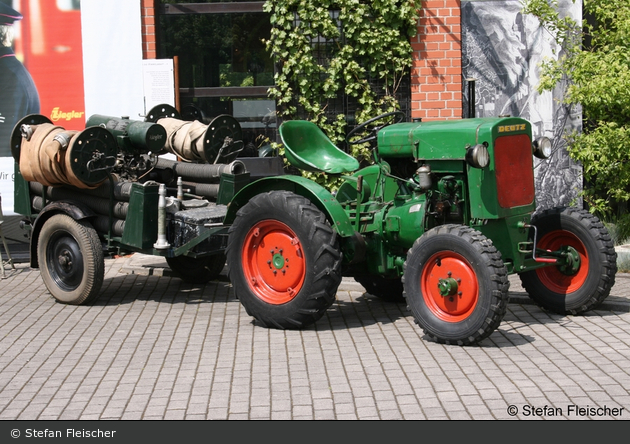 Fulda - Deutsches Feuerwehrmuseum - Deutz Schlepper mit TSA Feuerschutzpolizei