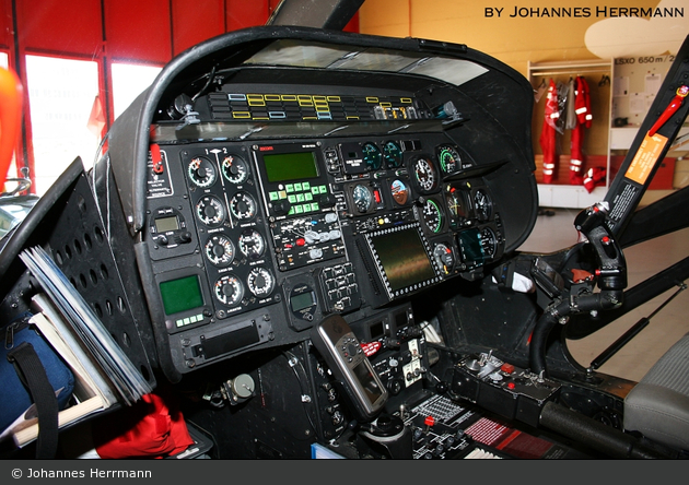 HB-XWD (c/n: 10004) (Rega 6 - Locarno) (a.D.) - Cockpit