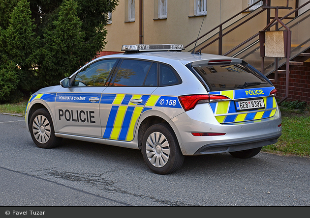 Chvaletice - Policie - 6E8 8392 - FuStW