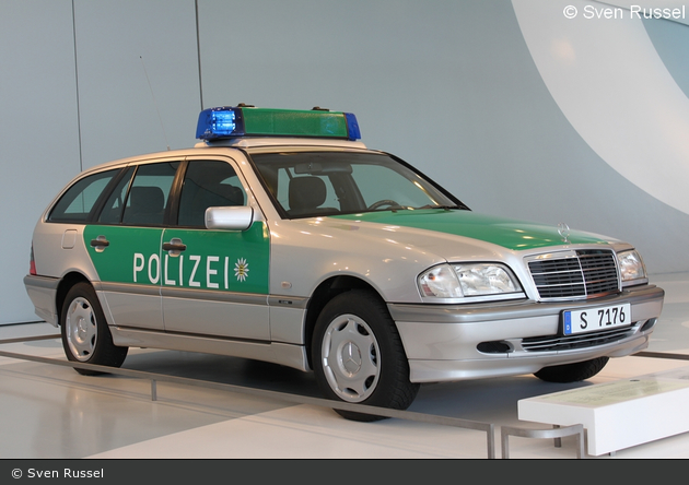 Stuttgart - Mercedes-Benz Museum - FuStW - Polizei Baden-Württemberg