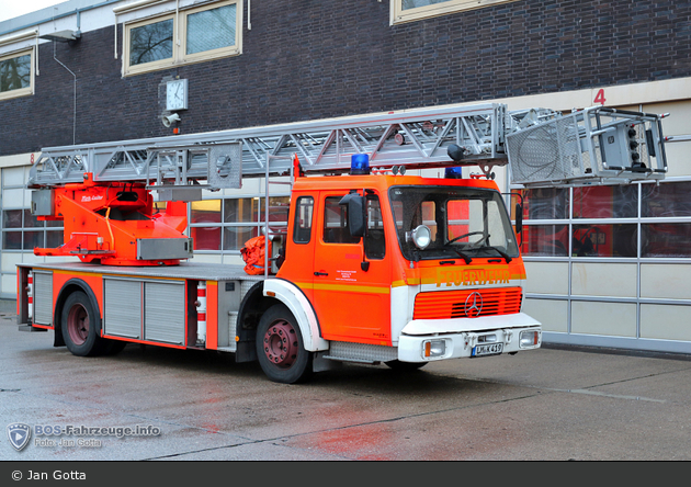 6171 Drehleiter 92  Art Pin Feuerwehr DLK 23-12 Mercedes-Benz MB 1422 Bj 