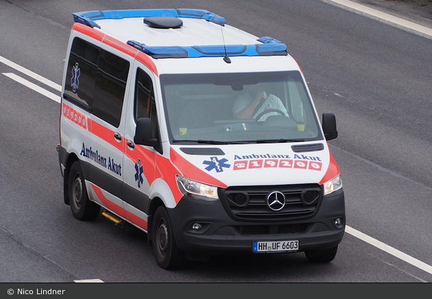 Ambulanz Akut - KTW (HH-UF 6603)