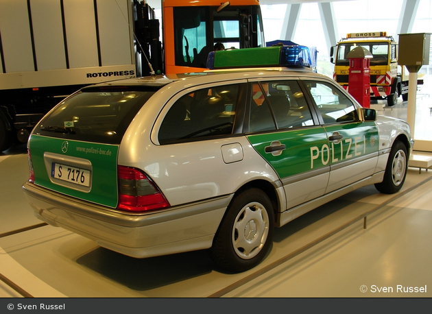 Stuttgart - Mercedes-Museum - FuStW - Polizei Baden-Württemberg
