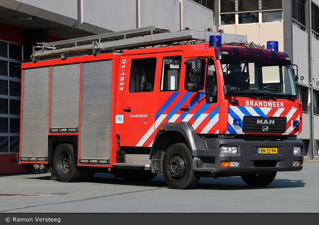 Groningen - Brandweer - HLF - 01-1833 (a.D.)