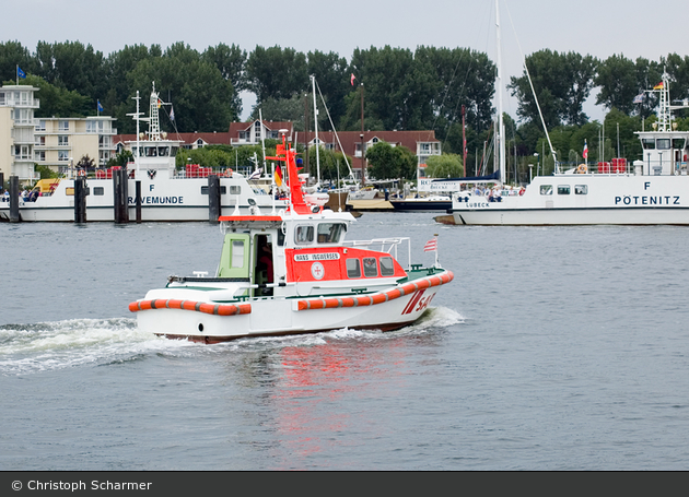 Seenotrettungsboot HANS INGWERSEN (Fähren Travemünde + Pötenitz im Hintergrund)