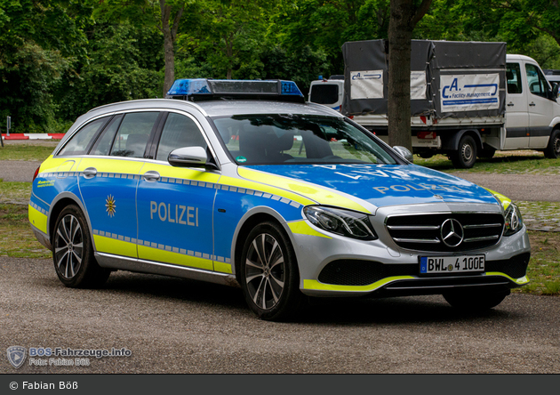 Mercedes E-Klasse Polizeiwagen mit LED-Blaulicht - AUTO BILD