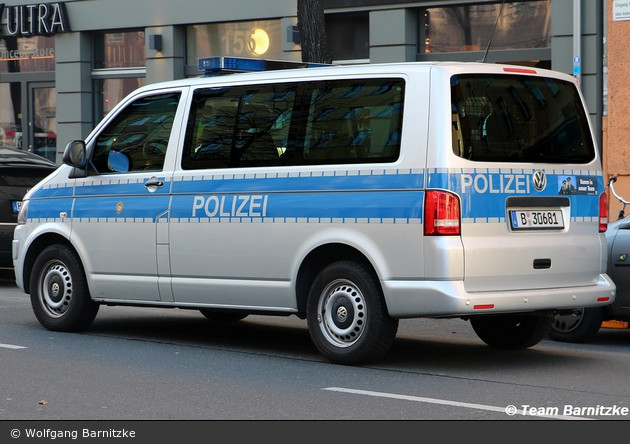 B-30681 - VW Multivan T5 - Kleinbus mit Funk