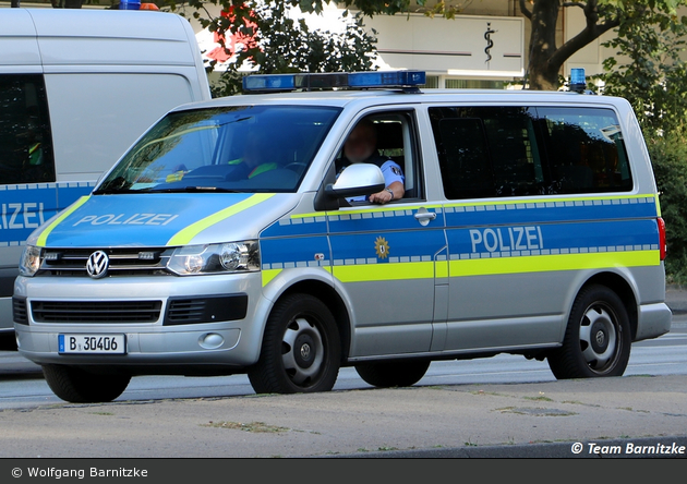 B-30406 - VW Multivan T5 - Kleinbus mit Funk