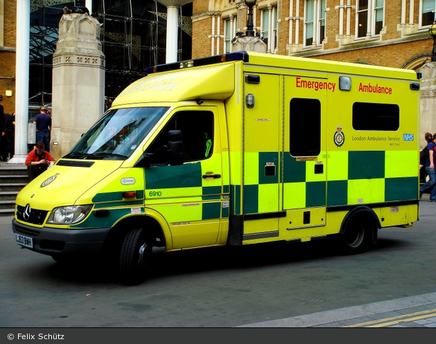 London - London Ambulance Service (NHS) - EA - 6910 (a.D.)
