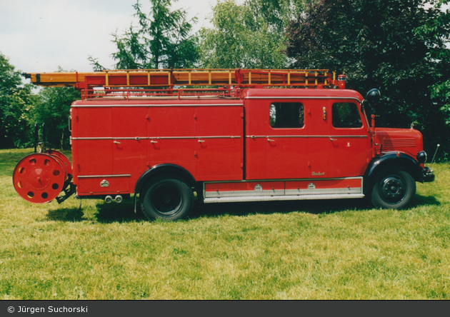 Hamburger Feuerwehrhistoriker LF 16 (HH-2589) (a.D.)