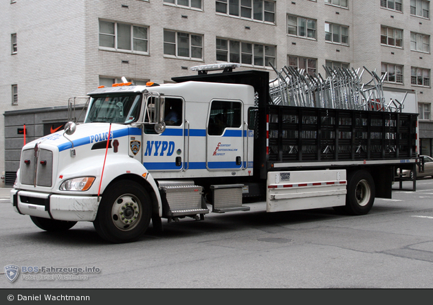 NYPD - Queens - Barriers Section - LKW 9873