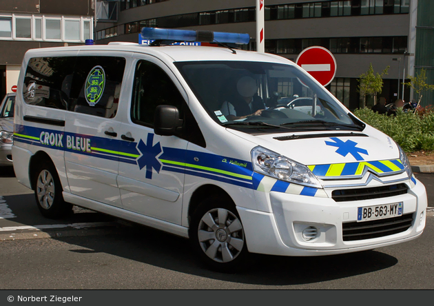 Caen - Ambulances Croix Bleue - KTW