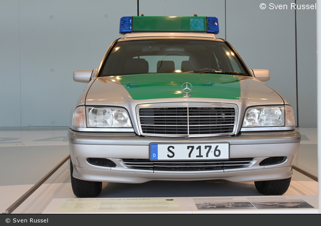 Stuttgart - Mercedes-Benz Museum - FuStW - Polizei Baden-Württemberg
