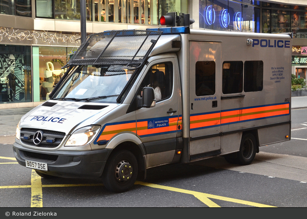 London - Metropolitan Police Service - Territorial Support Group - GruKw - AKU