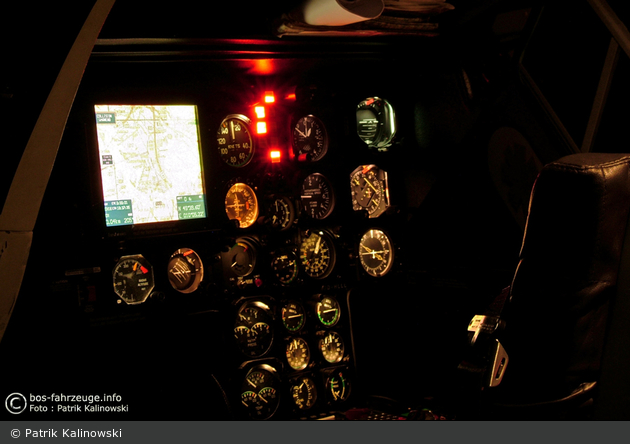 D-HLLL (Cockpit bei Nacht)