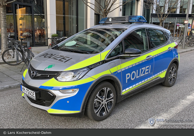 Polizei Hamburg - +++ Parkplätze exklusiv für Elektrofahrzeuge: Hinweis auf  wichtige Straßenschilder +++ Auf Grundlage des 2015 beschlossenen  Elektromobilitätsgesetzes dürfen seit dem 1. November 2015 Elektrofahrzeuge  in Hamburg an allen