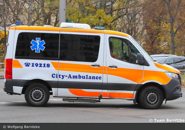 Krankentransport City-Ambulance - KTW (B-CA 833)
