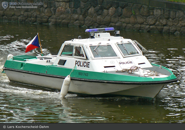 Praha - Policie - 100 742 - Streifenboot