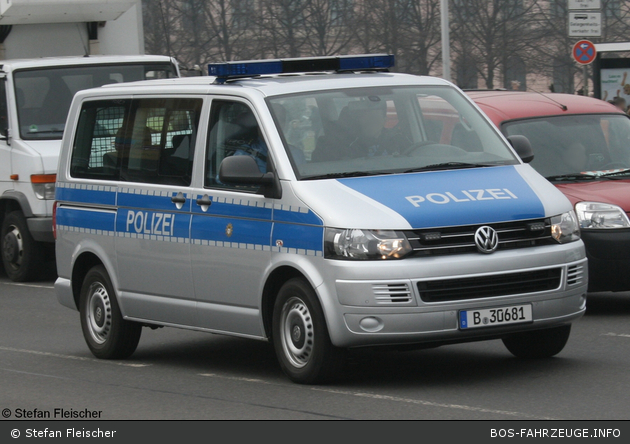 Einsatzfahrzeug: B-30681 - VW Multivan T5 - Kleinbus Mit Funk - BOS ...