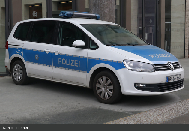 BP16-327 - VW Sharan - FuStW