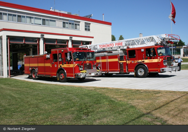 CA - Toronto - Fire Service - Rescue 231 & Aerial 231