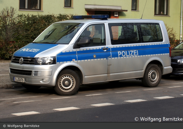 B-30676 - VW Multivan T5 - Kleinbus mit Funk