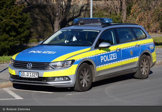 DD-Q 1327 - VW Passat Variant - FuStW