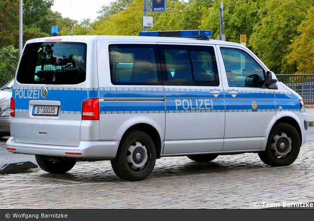 B-30035 - VW Multivan T5 - Kleinbus mit Funk