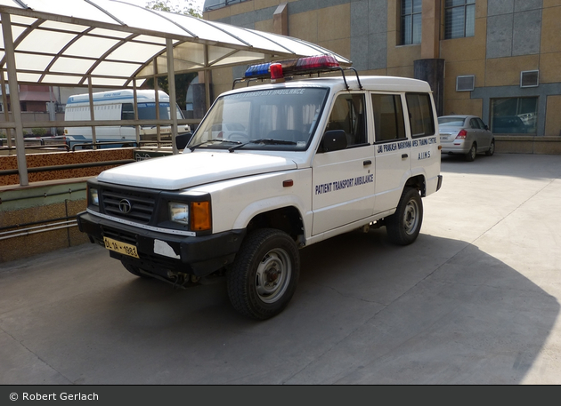 Neu Delhi - AIIMS - Jai Prakash Narayana Apex Traum Center - Patient Transport Ambulance