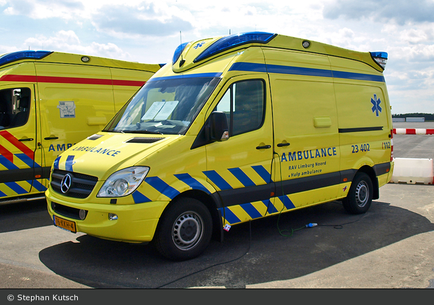 Roermond - AmbulanceZorg Limburg-Noord - KTW - 23-402 (a.D.)