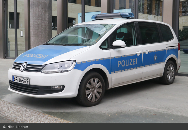 BP16-327 - VW Sharan - FuStW