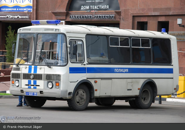 Moskau - Polizija - Mannschaftstransportfahrzeug