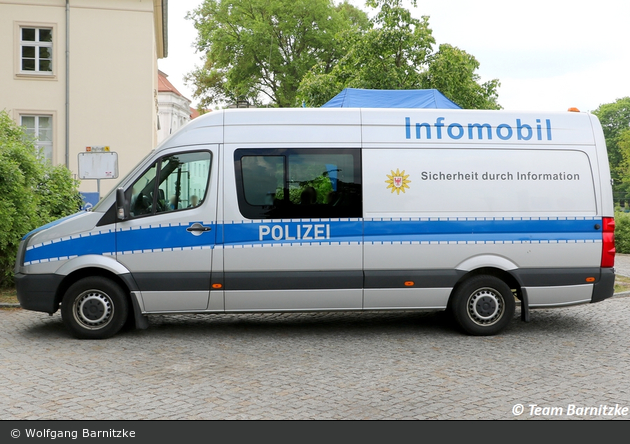 BBL4-3427 - VW Crafter - Infomobil