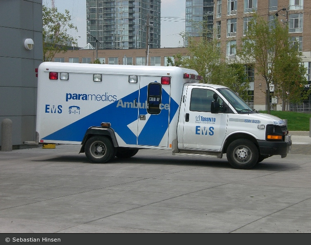 Toronto - EMS - Ambulance 823