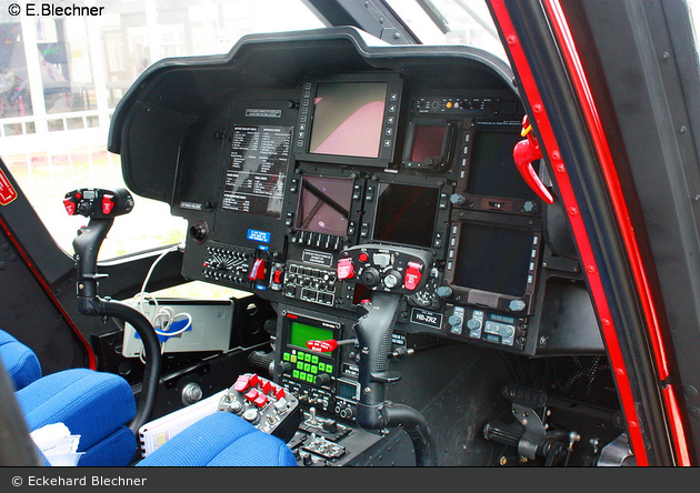 HB-ZRZ (c/n: 22204) - Cockpit