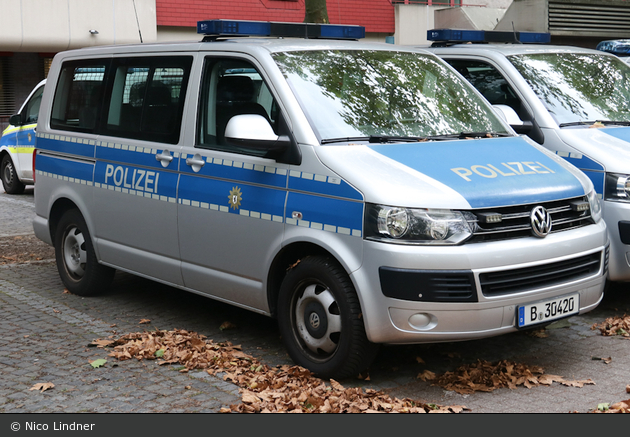 B-30420 - VW Multivan T5 - Kleinbus mit Funk