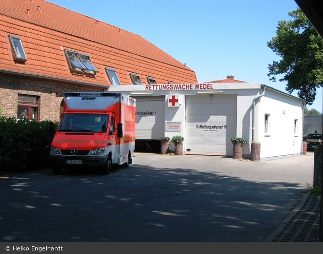 Rettung Pinneberg 33/83/1 vor der RW- Wedel (a.D./2)