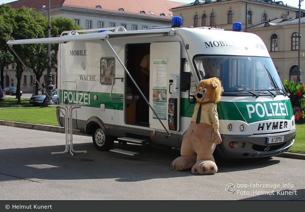 Mobile Wache mit Polizeibär