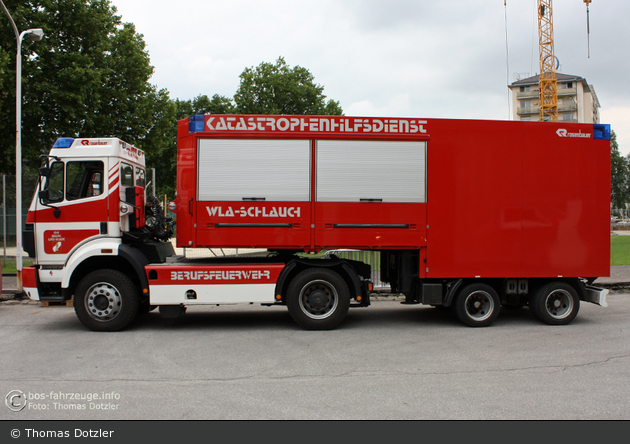 Linz - BF - Hauptfeuerwache - SZF 4 mit WLA-Schlauch