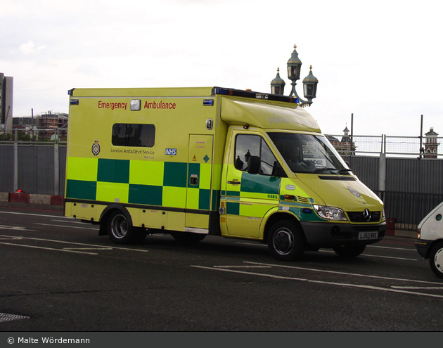 London - London Ambulance Service (NHS) - EA - 6885 (a.D.)