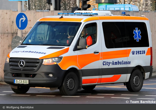 Krankentransport City-Ambulance - KTW (B-CA 833)