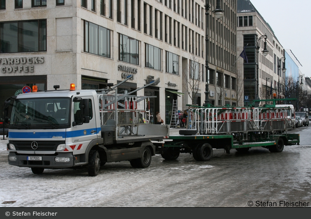 MB Atego 818 - Absperrgitter-LKW (B-7051)