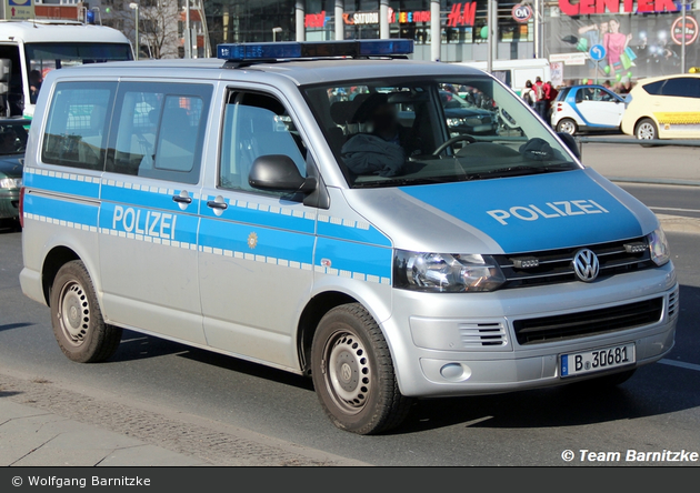 B-30681 - VW Multivan T5 - Kleinbus mit Funk