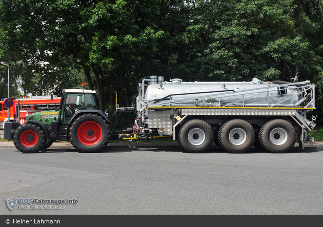 Meppen - Feuerwehr - Mehrzweck-Schlepper mit Löschwasser-Transport-Anhänger