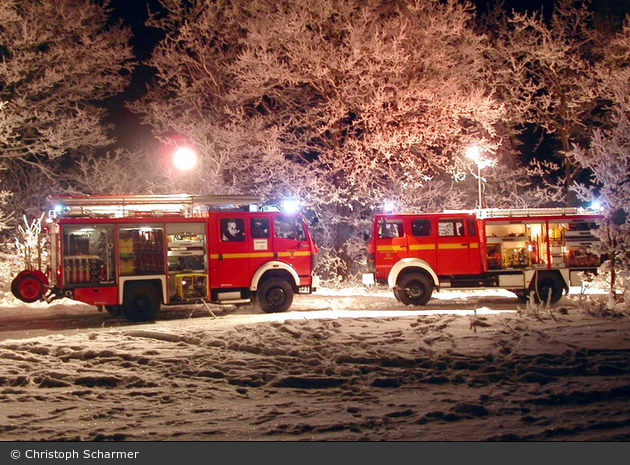 SH - FF Lübeck - 11/44-01 und 11/23-01 vor winterlicher Kulisse